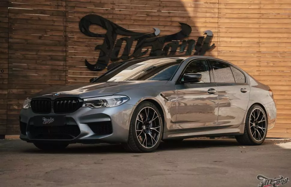 Кузовной ремонт для BMW M5 Competition: окрасили дверь с подбором цвета